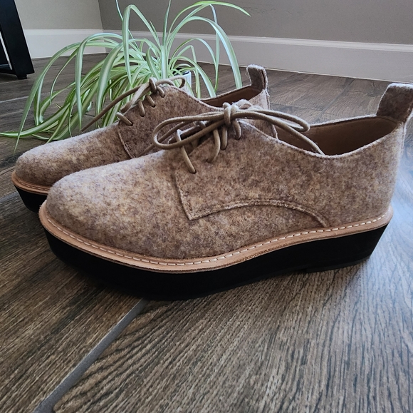 Eileen Fisher Nims Lace-up Oxford loafers in color Barley - Picture 8 of 12